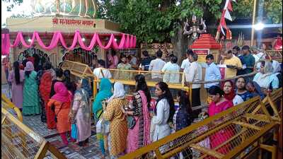 Devotees offering prayers at Mankameshwar Temple in Prayagraj. (ht photo)