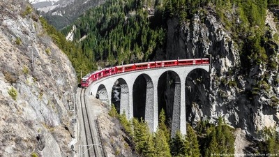 A train passes the Landwasser Viaduct in Grisons, Switzerland (Micha Korb/pressefoto_korb/picture alliance ) A train passes the Landwasser Viaduct in Grisons, Switzerland (Micha Korb/pressefoto_korb/picture alliance )