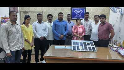 The crime branch Unit III officials arrested two persons for committing seven mobile thefts. (HT PHOTO)