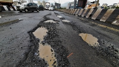 Potholes on Majiwada Flyover in Thane. A survey conducted by the TMC revealed that the city had 793 potholes, of which 620 have been filled. (PRAFUL GANGURDE/HT PHOTO)