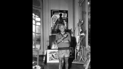 Pablo Picasso (1881 - 1973) in his villa 'La Californie' at Cannes on 29th September 1955. Seth Stephens-Davidowitz draws interesting lessons from Picasso’s prolific artistic career. (George Stroud/Express/Getty Images)