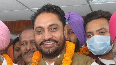 Mohali MLA Kulwant Singh and city mayor Amarjit Singh Sidhu are locked in battle of words. (HT File)