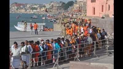 Devotees stand in a queue at Lalita Ghat to offer prayers at KV temple. (Rajesh Kumar/ht)