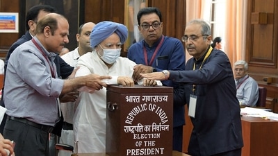 Former prime minister Manmohan Singh casts his vote for the Presidential election at Parliament in New Delhi on Monday. (ANI) Former prime minister Manmohan Singh casts his vote for the Presidential election at Parliament in New Delhi on Monday. (ANI)