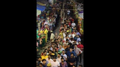 Devotees standing in a queue outside a temple on first Monday of Sawan in Lucknow. (DEEPAK GUPTA/HT PHOTO)