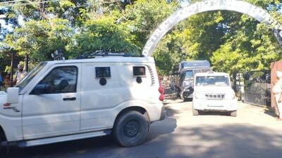 A convoy of police vehicles escorting gangster Lawrence Bishnoi out of the Hoshiarpur district court on Monday. After his appearance in the court, Bishnoi was taken to Kharar. (HT Photo)