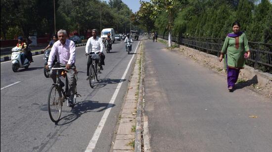 RITES through its survey found that only 9% of Chandigarh opt for walking or cycling for daily commute. (HT File Photo)
