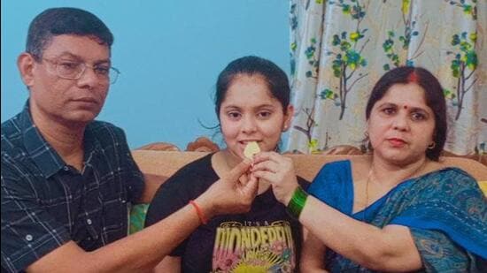 Neha with her parents. (HT photo)