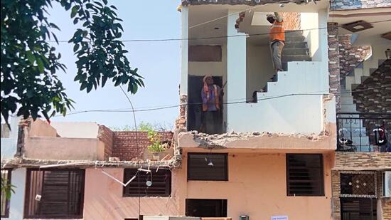CHB workers demolishing the illegal constructions in Dadumajra (HT Photo) CHB workers demolishing the illegal constructions in Dadumajra (HT Photo)