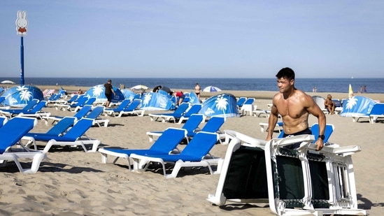 Sunbeds are arranged along a beach, as Europe braces for a heatwave, in Zandvoort on July 18, 2022. - The heatwave, spreading north, began as the second to engulf parts of southwest Europe in weeks, and blazes burning in France, Greece, Portugal and Spain have destroyed thousands of hectares of land and forced thousands of residents and holidaymakers to flee. &nbsp;((Photo by Ramon van Flymen / various sources / AFP) / Netherlands OUT)