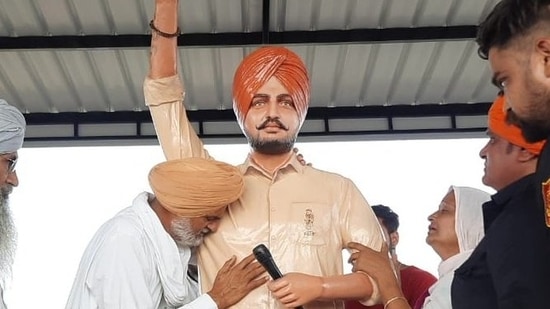 Sidhu Moose Wala's father with son's statue. (HT/Parteek Singh Mahal)