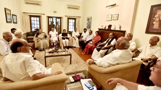 Opposition meet at Sharad Pawar's house.(HT )