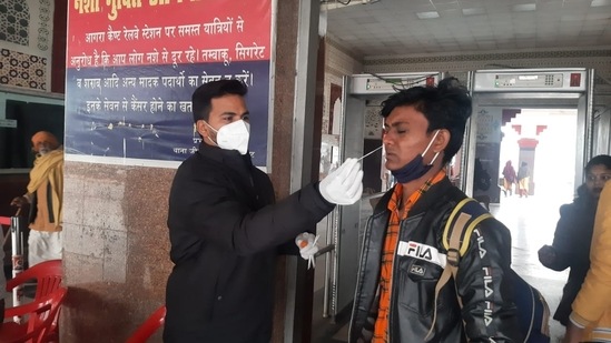 India daily Covid tally drops below 20K-mark after 4 days with 16,935 news cases. (File pic)