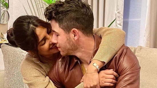 Priyanka Chopra had shared a super adorable picture with Nick Jonas last year in order to wish her fans for Thanksgiving. She said there was so much to be grateful for, like friends and family.&nbsp;