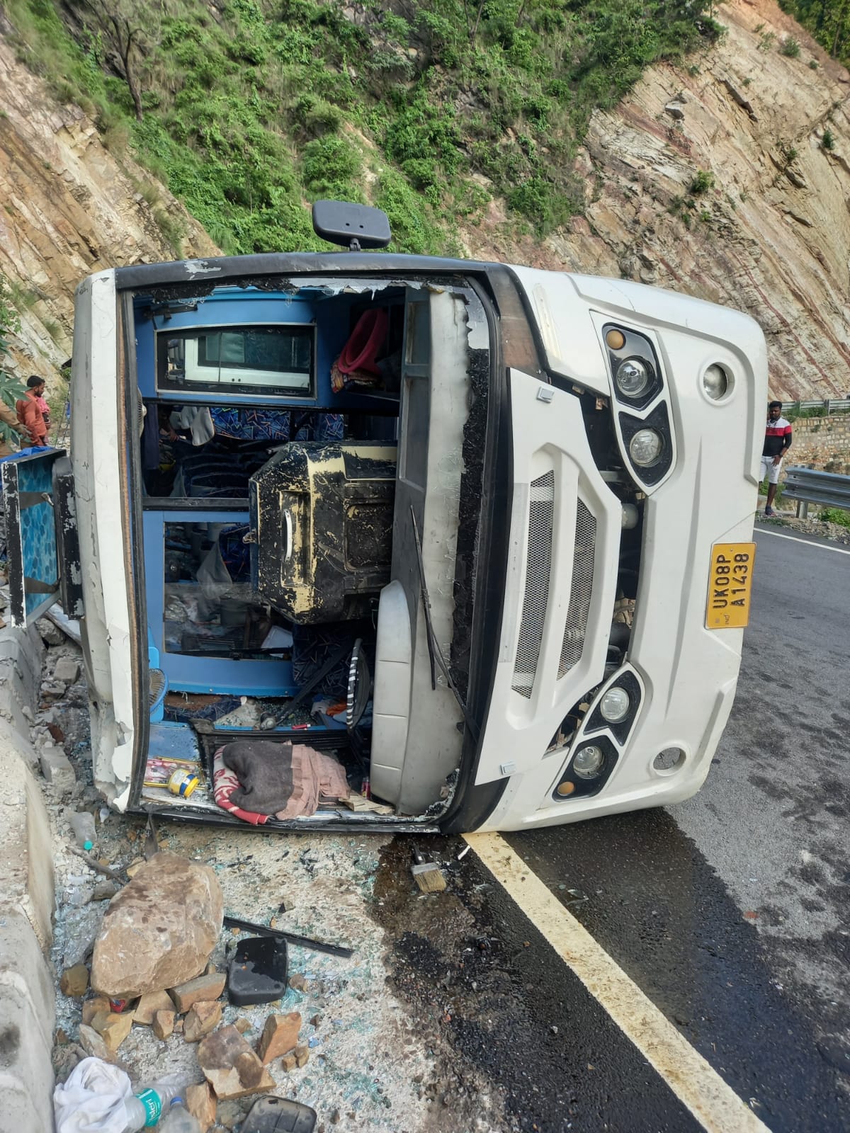 The bus overturned near Kaudiyala on the Srinagar-Rishikesh highway. (HT Print)