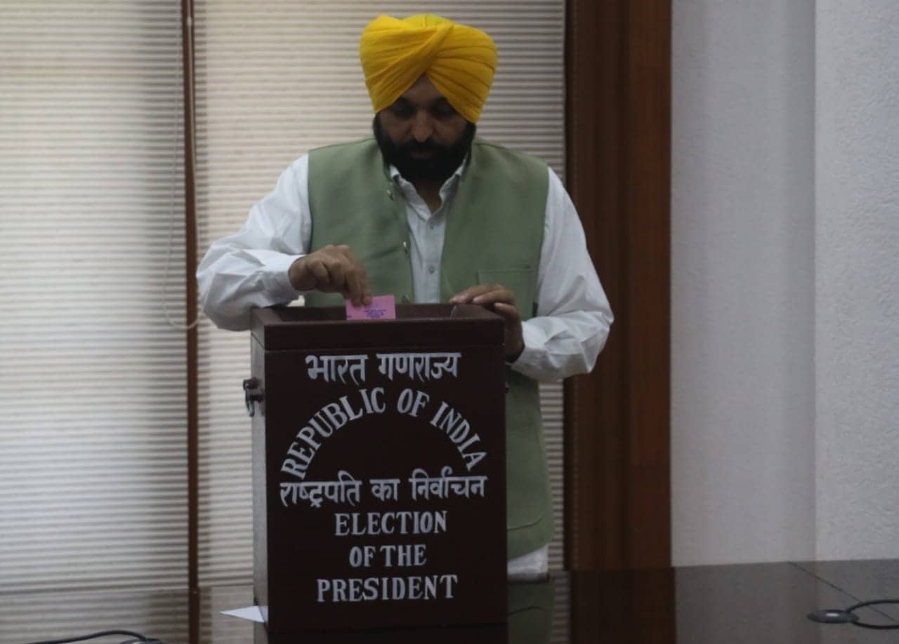 Punjab CM Bhagwant Mann casts his vote in Chandigarh. (Ravi Kumar/Ht Photo) Punjab CM Bhagwant Mann casts his vote in Chandigarh. (Ravi Kumar/Ht Photo)
