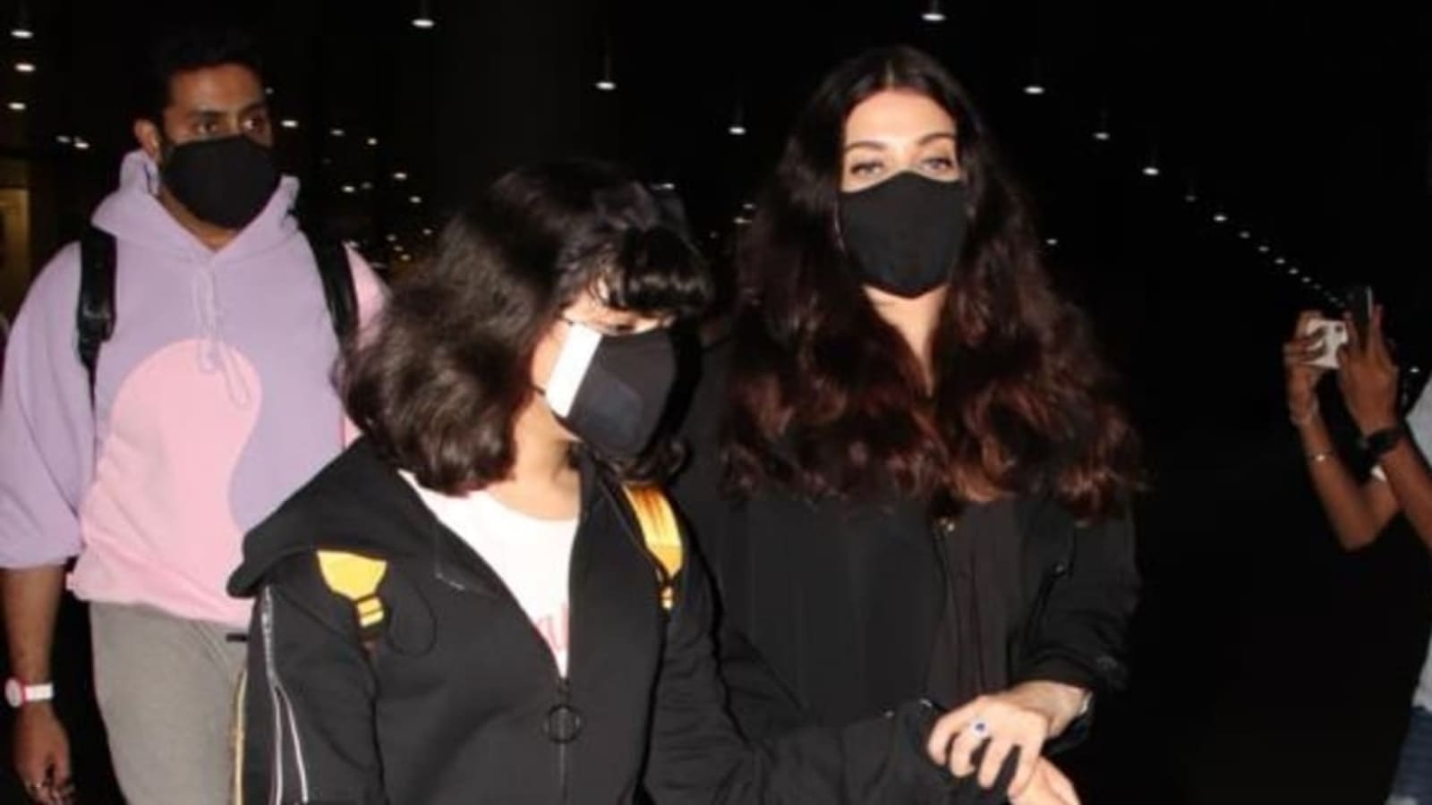 Aishwarya Rai twins in black with daughter Aaradhya Bachchan as they arrive in Mumbai with Abhishek Bachchan