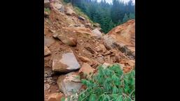 सोमवार रात कांगड़ा-टांडा मार्ग पर कांगड़ा आटा मिल l के पास पेट्रोल पंप निर्माण स्थल पर भूस्खलन हुआ।  (प्रतिनिधि फोटो)