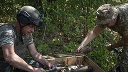 Militares ucranianos limpam morteiros durante treinamento na região de Kharkiv, na terça-feira. 