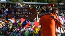 Uma mulher chora em um memorial improvisado na Robb Elementary School em Uvalde, Texas, em 30 de maio de 2022. 
