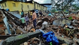 भिवंडी में मंगलवार को एक खतरनाक इमारत गिरने के बाद मलबा।  छह लोग घायल हो गए।  (प्रफुल गणगुर्दे/एचटी फोटो)