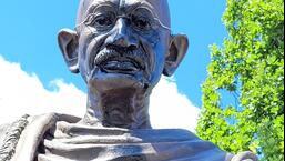 O busto da estátua de Gandhi no Vishnu Mandir em Toronto, Canadá, continua manchado com tinta azul depois de ter sido vandalizado na semana passada.  (POR ACORDO)