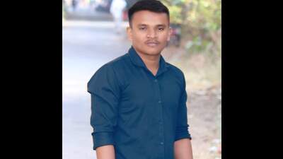 Manoj Verma, who delivered milk in the morning and worked in a pharmacy during the day, died in a road accident on Palm Beach Road in Navi Mumbai on Sunday. Residents collected money to help the deceased milkman’s family. (HT PHOTO)