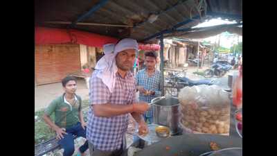 Pradeep Kumar Vishwakarma selling Chaat. (HT Photo) Pradeep Kumar Vishwakarma selling Chaat. (HT Photo)