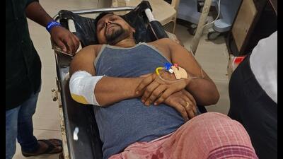 Mohammad Jehangir Shaikh, one of the six injured in the Bhiwandi building collapse on Tuesday, receiving treatment at a hospital. (PRAFUL GANGURDE/HT PHOTO)