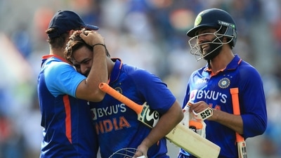 India's Ravindra Jadeja (R) reacts as India's Rishabh Pant (C) is congratulated after the final one-day international (ODI) cricket match between England and India at Old Trafford (AFP)