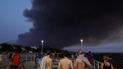Weather forecasters and civil protection officials have warned that strong winds have greatly increased the risk of wildfires in several regions in Greece. At least 51 smaller forest fires have been reported in the last 24 hours. Central Greece, Attica and Crete are among the areas at the highest risk. In photo, beachgoers watch smoke produced by wildfires in La Teste-de-Buch forest, Arcachon, France.&nbsp; (REUTERS)