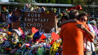 A woman cries at a makeshift memorial at Robb Elementary School in Uvalde, Texas, on May 30, 2022.&nbsp; (AFP)