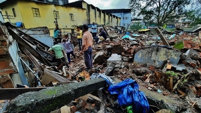 The rubble following the collapse of a dangerous building in Bhiwandi on Tuesday. Six people were injured. (PRAFUL GANGURDE/HT PHOTO)