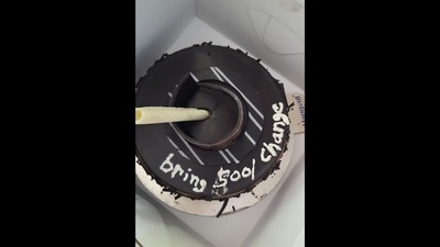 The icing on the cake reads,“bring 500/- change.” (Facebook/Vaishnavi Mondkar) The icing on the cake reads,“bring 500/- change.” (Facebook/Vaishnavi Mondkar)