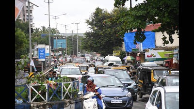 Traffic at Balaji chowk on Pashan road on Tuesday. (HT PHOTO)