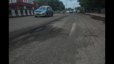 Sand and small stones lying on the 1.5 km Pune airport road, causes inconvenience to motorists. (Shankar Narayan/HT PHOTO) Sand and small stones lying on the 1.5 km Pune airport road, causes inconvenience to motorists. (Shankar Narayan/HT PHOTO)