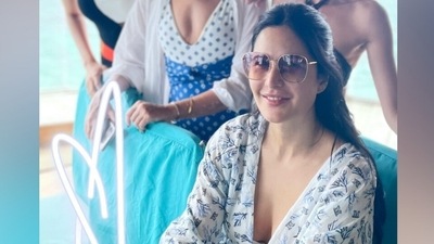 Katrina Kaif chills with Sharvari Wagh and Isa Kaif in  ₹23k printed mini dress&nbsp; (Instagram)