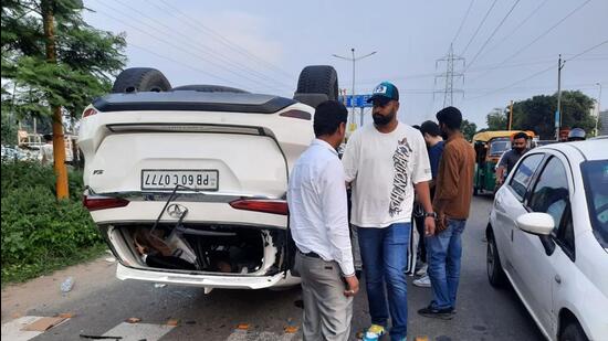 The singer and his friend were sitting in the back seat, and a driver at the wheel of the Toyota Fortuner (HT PHOTO)