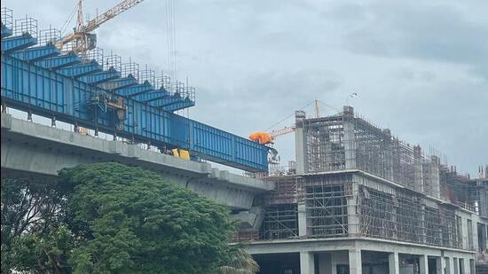 Pune Metro on Tuesday completed the viaducts’ work on reach 2 between Vanaz and Civil court stations. (HT)