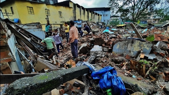 The rubble following the collapse of a dangerous building in Bhiwandi on Tuesday. Six people were injured. (PRAFUL GANGURDE/HT PHOTO)