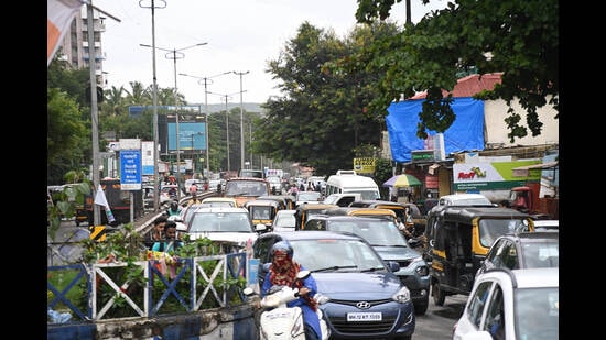 Traffic at Balaji chowk on Pashan road on Tuesday. (HT PHOTO) Traffic at Balaji chowk on Pashan road on Tuesday. (HT PHOTO)