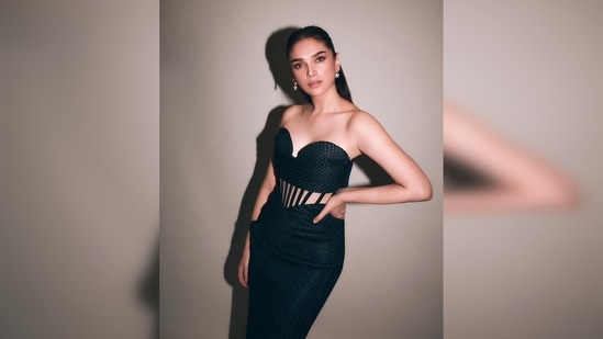 Aditi Rao Hydari opted for a simple half open middle hairdo hairdo and wore minimal makeup to compliment her look.(Instagram/@stylebyami)