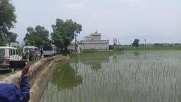 अमृतसर जिले में अटारी बार्डर के पास होशियार नगर गांव में बुधवार दोपहर मुठभेड़ जारी है.  मानसा में मूसे वाला हत्याकांड के मुख्य आरोपी गैंगस्टर मनप्रीत सिंह उर्फ ​​मन्नू व जगरूप सिंह उर्फ ​​रूपा व एक अन्य बदमाश गांव के एक फार्महाउस में छिपा बताया जा रहा है.  (एचटी फोटो)