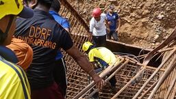 राज्य आपदा प्रतिक्रिया बल (एसडीआरएफ) की टीमें उस स्थान पर बचाव अभियान में लगी हुई हैं जहां निर्माणाधीन पुल ढह गया था।  (स्रोत)