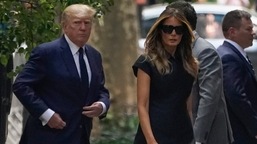O ex-presidente Donald Trump, à esquerda, chega com Melania Trump para o funeral de Ivana Trump, quarta-feira, 20 de julho de 2022, em Nova York.
