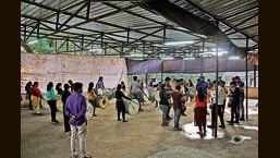 Dhol-tasha troupes practice opposite Kabaddi association near Nehru stadium, Swargate on Wednesday. This year there are three groups practising at this location. (Ravindra Joshi/HT PHOTO)