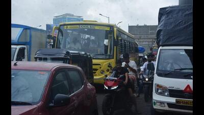 A school bus with students stuck in traffic near Cadbury Junction in Thane on Wednesday. City schools have given the students permission to come late due to the prevailing traffic jams. (PRAFUL GANGURDE/HT PHOTO)