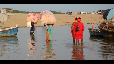 People shifting their belongings from low-lying areas to higher ground in Prayagraj. (HT Photo) People shifting their belongings from low-lying areas to higher ground in Prayagraj. (HT Photo)