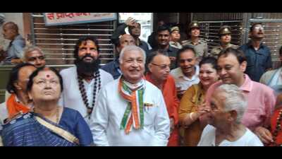 Kerala governor visits Bankey Bihari temple in Vrindavan on Wednesday. (ht photo) Kerala governor visits Bankey Bihari temple in Vrindavan on Wednesday. (ht photo)