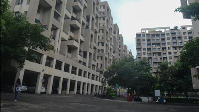 600 flats from 11 buildings at Pune residential society Margosa Heights had to stay without power for almost 22 hours due to “slow action” from MSEDCL. (SHANKAR NARAYAN/HT) 600 flats from 11 buildings at Pune residential society Margosa Heights had to stay without power for almost 22 hours due to “slow action” from MSEDCL. (SHANKAR NARAYAN/HT)
